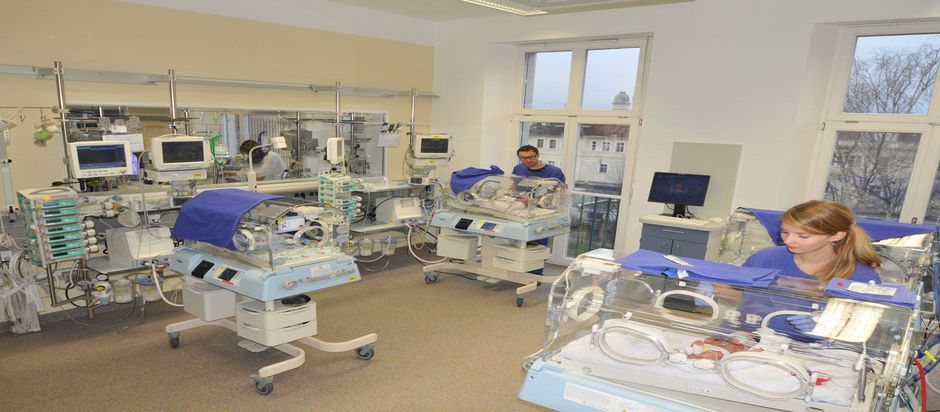 Die vor rund drei Jahre komplett umgestaltete neonatologische Intensivstation der Würzburger Universitäts-Kinderklinik bietet reichlich Platz für die zeitgemäße Versorgung von Frühgeborenen und kranken Neugeborenen.