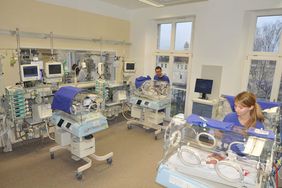 Die vor rund drei Jahre komplett umgestaltete neonatologische Intensivstation der Würzburger Universitäts-Kinderklinik bietet reichlich Platz für die zeitgemäße Versorgung von Frühgeborenen und kranken Neugeborenen.