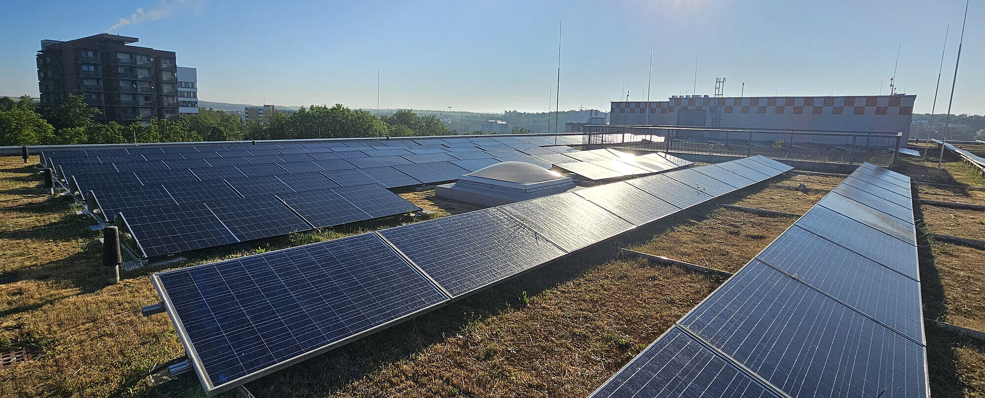die kürzlich erweitere Photovoltaik-Anlage auf dem Bettenhaus A4 des Zentrums für Innere Medizin