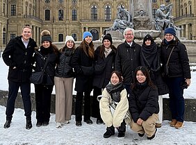 Israelische Medizinstudentinnen sowie zwei Medizinstudentinnen aus Japan mit Prodekan, ehemaliger Prodekan und Vertreterin aus der Medizinischen Fakultät.