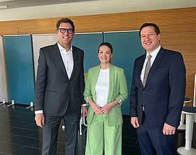 Stellten beim Bayerischen Präventionstag in Würzburg das Smartphone-Spiel „X-CAN“ zur Cannabisprävention vor: Prof. Dr. Tim J. von Oertzen (Ärztlicher Direktor UKW), Gesundheitsministerin Judith Gerlach und Prof. Dr. Marcel Romanos (Direktor der Klinik für Kinder- und Jugendpsychiatrie, UKW, v.l.). Foto UKW / S. Dreising