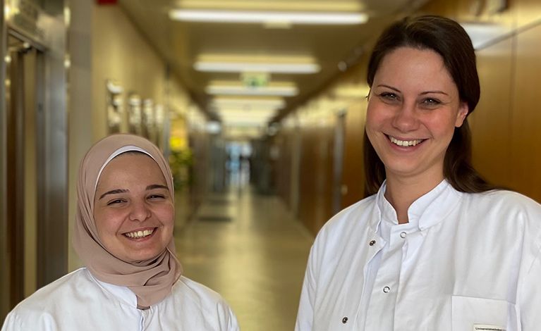 Portraitfoto von Marah Alsalkini und Vera Nickl