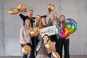 Drei Jahre FLEX4UKW: Das Projekt am UKW hat sich zum „absoluten Erfolgsprojekt“ entwickelt. Aktuell arbeiten rund 200 Menschen in FLEX4UKW. Darüber freuen sich Marcus Huppertz, UKW-Pflegedirektor (hinten links), und das Team des Flexbüros. Foto: UKW / A. Wenzl