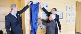 Unipräsident Paul Pauli, Initiator August Heidland und Tim von Oertzen, Ärztlicher Direktor des Universitätsklinikums, enthüllen drei neue Gelehrtentafeln