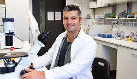 Foto zeigt Dr. Gerti Beliu in seinem Labor.