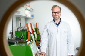 Blick durchs Bullauge ins Labor, in dem Michael Hudecek steht