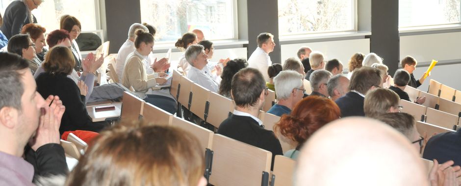 Zahlreiche Gäste bei der Eröffnungsveranstaltung im Hörsaal der Kinderklinik. 