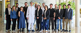Die Arbeitsgruppe posiert für ein Gruppenbild im Zentrum für Innere Medizin.