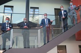 Foto zeigt Vorstand UKW und Minister Sibler
