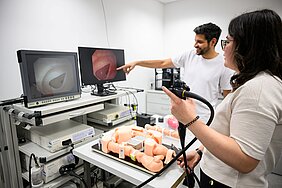 Jana Theile und Harsha Manjunath testen die KI an den Silikonmodellen und sehen die unterschiede direkt auf den Monitoren - mit KI und ohne. 
