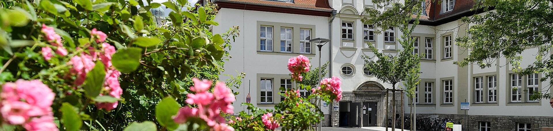 Hautklinik. Foto: Daniel Peter Gebäude der Hautklinik. Im Vordergrund ein Rosenbusch