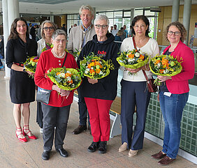 Von links: Dr. Anna Laura Herzog mit den bei der Jubiläumsfeier geehrten Personen: Romana Ziegler, Ingrid Roßner, Prof. Dr. Detlef Meyer, Dorothea Eirich, Antje Kriebel und Katrin Bischof. Es fehlt Prof. Dr. Hubertus Riedmiller. Foto: UKW / Helmuth Ziegler