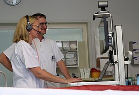 Präsentiert wurde der am UKW entwickelte mobile Teleintensivwagen.  Foto: UKW / Kim Sammet