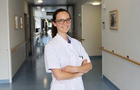 Das Bild zeigt die Assistenzärztin Carmina Teresa Fuß im Gang der Klinikstation.