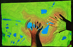 Mit einer Sandbox werden Prozesse simuliert, welche die Oberfläche der Erde verändern. (Bild: Thomas Amend / Universität Würzburg)