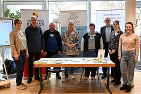 Seltene Erkrankungen sichtbar machen - Infostand in der Stadtbücherei mit verschiedenen Vertretern. 