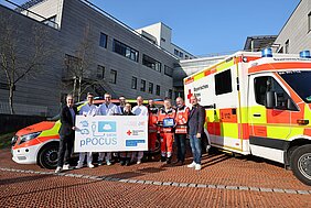 Gemeinsamer Startschuss von BRK und UKW für den Einsatz eines mobilen Ultraschallgerätes Notarzteinsatzfahrzeug des Bayerisches Rotes Kreuz (BRK). Die Anschaffung wurde möglich durch die Unterstützung des Universitätsbundes Würzburg (links Gunther Schunk, Vorsitzender des Universitätsbundes). Über die ergänzte Ausstattung des Fahrzeuges freut sich auch der Vorsitzende des BRK-Kreisverbandes, Landrat Thomas Eberth (2.v.r.). Foto: UKW / Kim Sammet