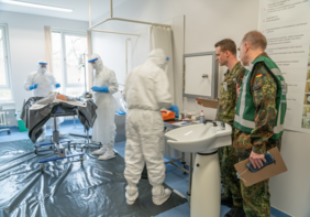 Bei der gemeinsamen Notfallübung mit der Bundeswehr wurde auch die Dekontamination des Patienten durchgeführt und von Beobachtern begleitet. Foto: UKW / Anna Wenzl
