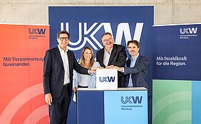 Das Universitätsklinikum Würzburg führt ab dem 20. Juli ein neues Corporate Design ein. Prof. Dr. Tim J. von Oertzen, Lena Ossiander, Marcus Huppertz und Philip Rieger (v. l.) stellten zum Start für das neue Corporate Design-System verschiedene Beispiele in der Anwendung vor. Foto: UKW / Thomas Berberich