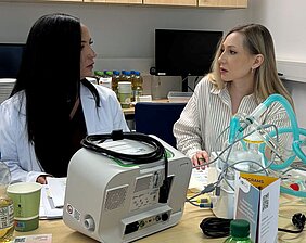 Die Atemtherapeutin Lindsey Reigle im Gespräch mit Aliona Kuznetsova von der Initiative „Birds for Sofia“. Foto: Sabine Möbius