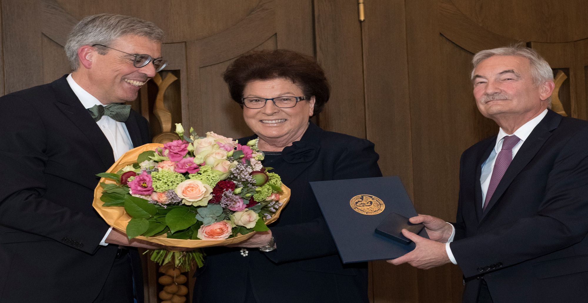 Landtagspräsidentin a. D. Barbara Stamm wurde für ihre herausragenden Verdienste um die Würzburger Universitätsmedizin mit der Carl Caspar von Siebold-Medaille geehrt.  