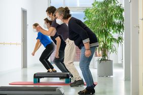 Die Patientinnen und Medizinstudierende kurz vor dem Absprung. 