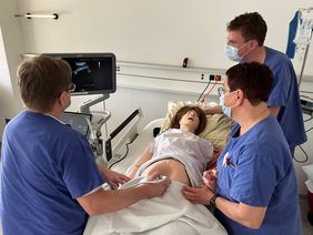 Mit Hilfe einer Simulationspuppe konnten gemeinsam verschiedene Notfall-Szenarien unter realistischen Bedingungen trainiert werden.