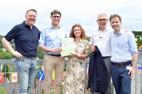 Susanne Bach, die Klimaretterin des Jahres 2024 am Uniklinikum Würzburg, umrahmt vom Klinikumsvorstand 