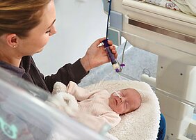 Mutter verabreicht Tochter über Sonde gespendete Milch