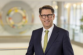 Prof. Dr. Tim J. von Oertzen ist seit Oktober 2023 Vorstandsvorsitzender der Würzburger Uniklinik. Foto: UKW / Thomas Berberich