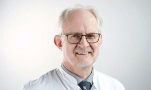 Portraitfoto von Prof. Dr. med Helge Hebestreit