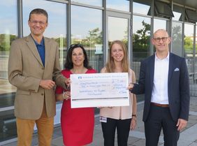 Bei der Spendenübergabe in Verbindung mit dem Bewegungs-Challenge MOVE IT FOR WERA 2022 (von links): Prof. Dr. Jens Maschmann (UKW), Gabrielle Nelkenstock (Hilfe im Kampf gegen Krebs e.V.), Sabrina Seitz (UKW) sowie Claus Reder (VR-Bank Würzburg).
