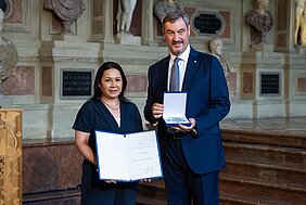 Ministerpräsident Dr. Markus Söder überreichte Gülsah Ensan den Bayerischen Verdienstorden. Foto: Bayerische Staatskanzlei 