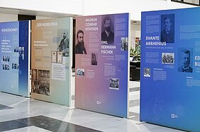 In einer Ausstellung würdigt die Universität Würzburg ihre 14 bisherigen Nobelpreisträger.