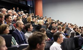 Im Publikum des Festakts zum 50. Jubiläum der Virologie und Immunbiologie waren auch viele jüngere Forscherinnen und Forscher.