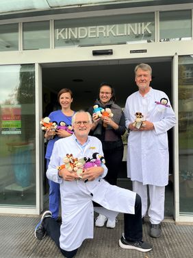 Gruppenfoto bei der Übergabe von 151 Kuscheltieren für die Patientinnen und Patienten der Kinderklinik