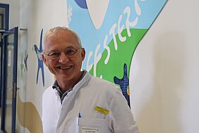 2009 kam er aus München zur UKW-Kinderklinik, nun nahm er Abschied von der klinischen Tätigkeit: Prof. Dr. Johannes Liese auf der Station „Seestern“. Sie ist die Infektionsstation der Kinderklinik am UKW. Foto: UKW / Stefan Dreising