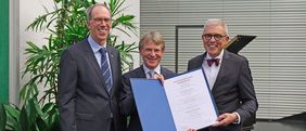 Foto von der Verleihung der Ehrendoktorwürde an Hans-Christian Pape mit Universitätspräsident Paul Pauli und Dekan Matthias Frosch