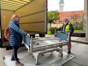 Anja Baier und Ralf Eisermann (Ukraine-Hilfe Karlstadt) beim Einladen der Betten an der Uniklinik.