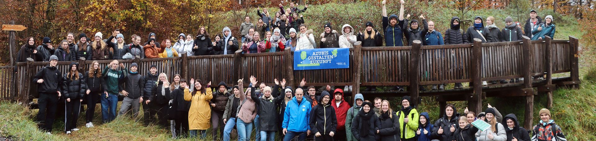 Gruppenbild Azubis beim Pflanzen von Bäumen