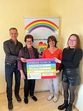 Helmut Vetter, Erika Rupp und Tanja Vetter vom TV Marktbreit und Nadine Kempa von der Elterninitiative Regenbogen bei der Scheckübergabe.