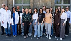 In der Bildmitte die acht Ärztinnen und Physiotherapeutinnen aus Lviv/Ukraine. Umrahmt werden sie von links von Prof. Helge und Dr. Alexandra Hebestreit sowie Rick und Lindsey Reigle – und von rechts von Tetiana Gudyma, Aliona Kuznetsova, Claire Harrison und Sage Hancock (alle vier von „Birds for Sofia“). Foto: Christoph Bethge