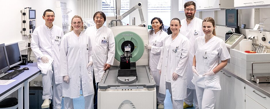 Gruppenbild der AG vor einem PET-Gerät 