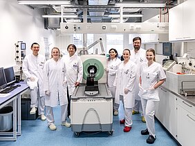 Gruppenbild der AG vor einem PET-Gerät 