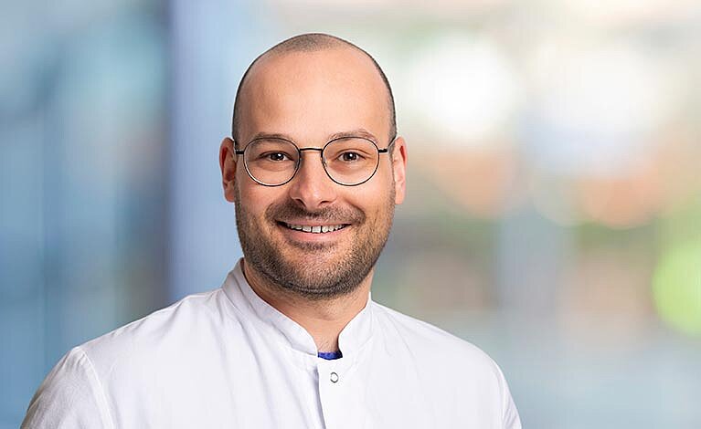 Portraitfoto von Dr. med. Lukas Weiß, M.Sc.