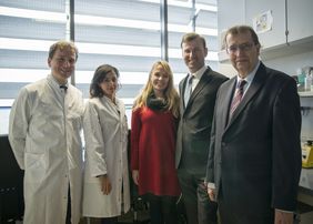 (von links): Prof. Andreas Beilhack und Musga Qureischi von der Forschungsgruppe zur experimentellen Stammzelltransplantation, die Mäzene Merete und Alexander Knauf sowie Prof. Alfred Forchel, der Präsident der Würzburger Universität.