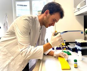 Max Köppel im Labor 