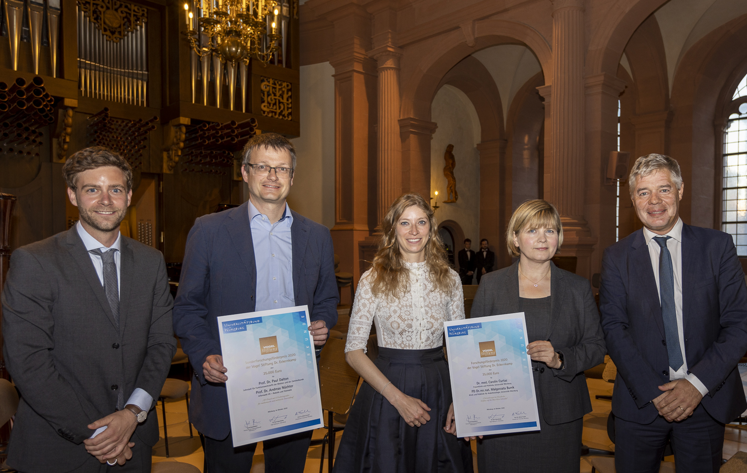 Die Gewinnerinnen und Gewinner der Forschungspreise. In der Mitte Dr. Carolin Curtaz, rechts neben ihr PD Dr. Malgorzata Burek.