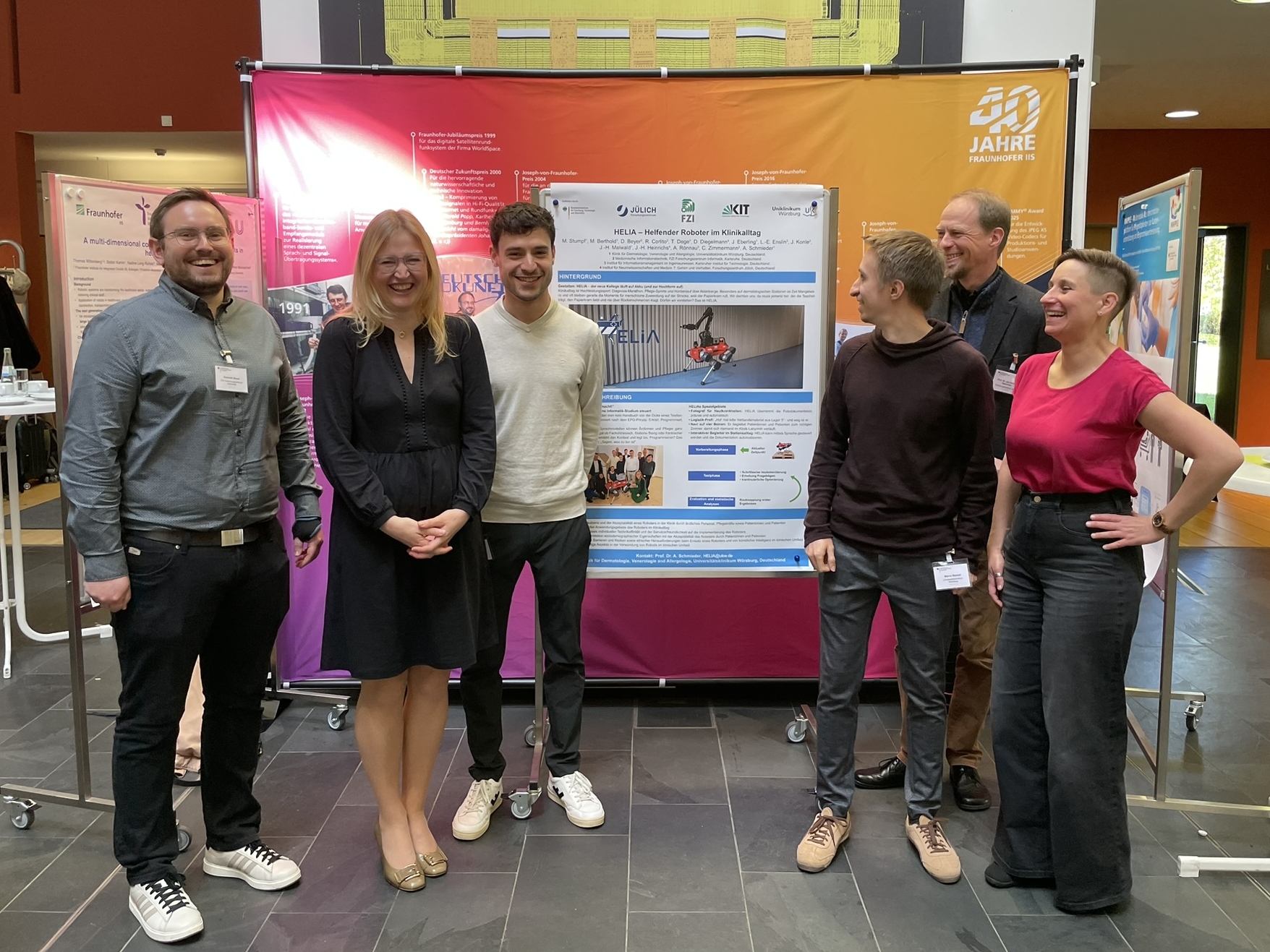 Gruppenbild der Vertreter des HELIA-Teams mit dem Poster beim REGINA-Auftakttreffen in Erlangen