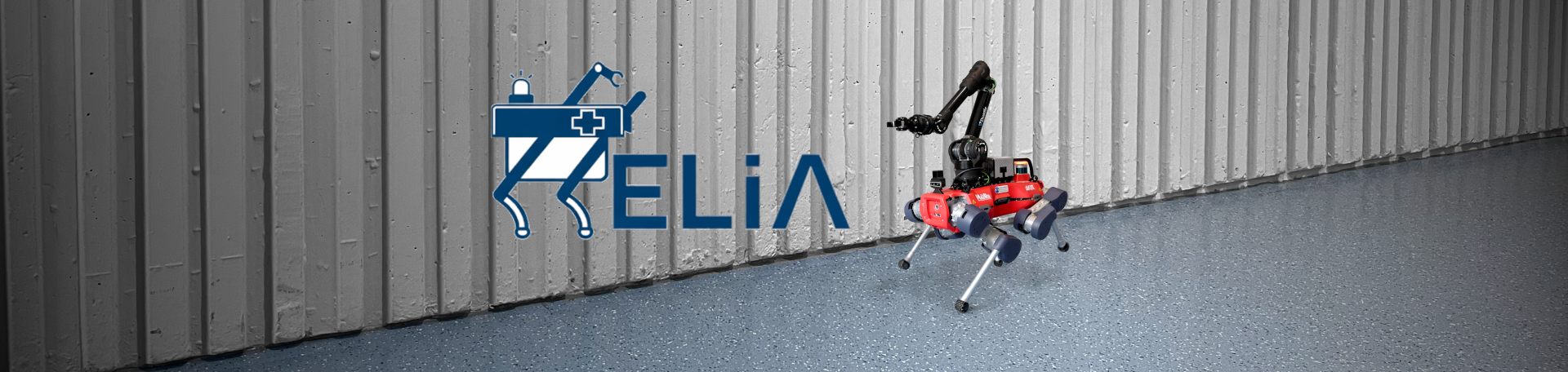 Roboterhund HELIA mit dem Arm auf dem Rücken läuft über einen Korridor; links im Bild schwebt das HELIA-Logo als stilisierter Text mit dem Roboter anstelle des Buchstaben "H"